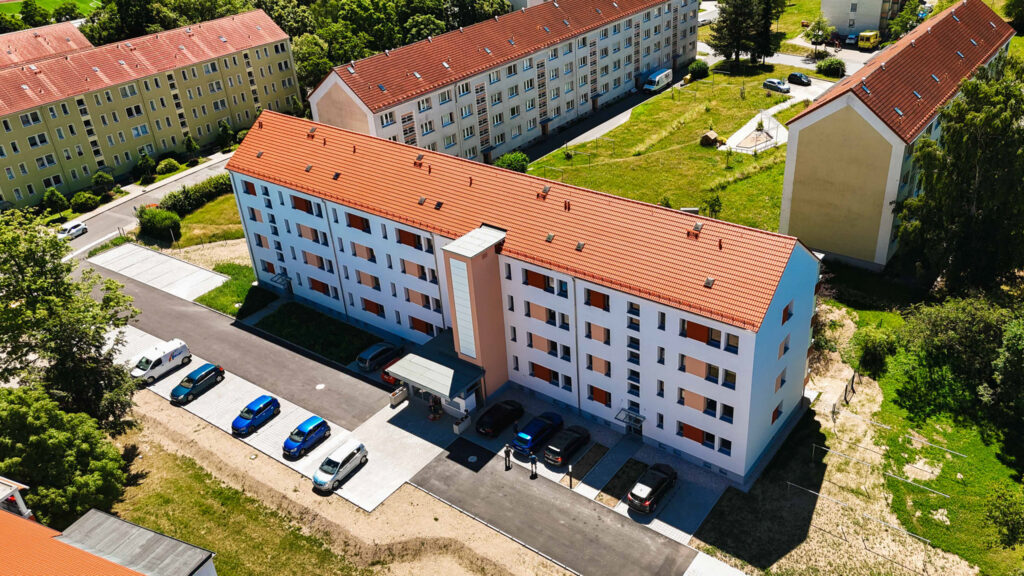 Wohngebiet mit Fahrstuhl und Parkplätzen
