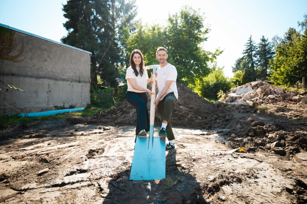 Glückliche Bauherren beim offiziellen Spatenstich für ihr neues Zuhause in Chemnitz, unterstützt durch Lindner Haus.