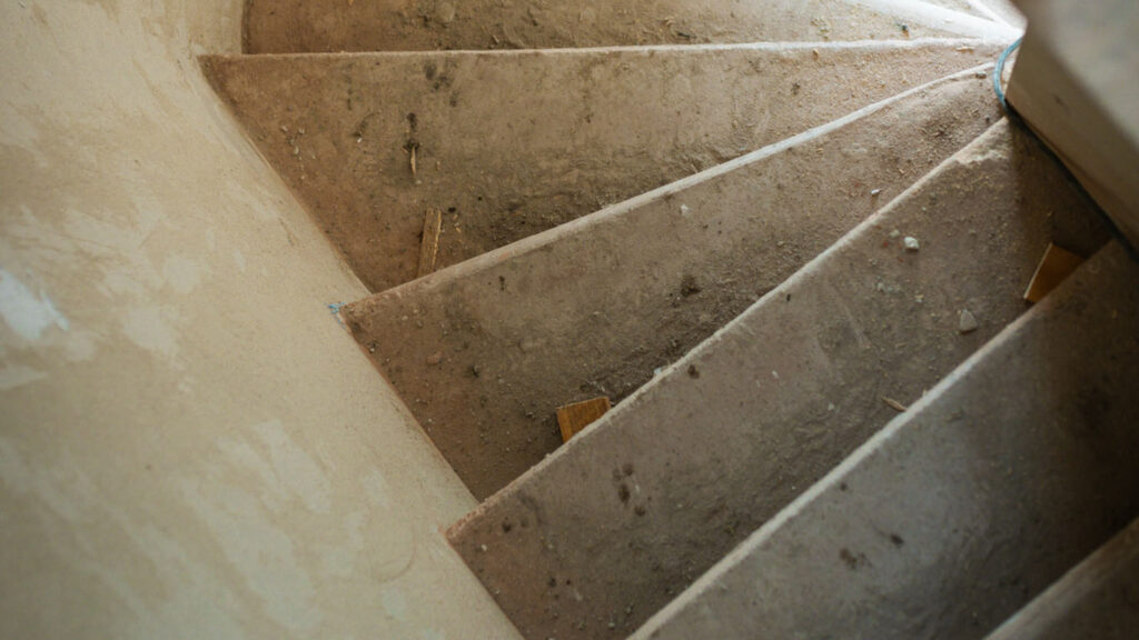 Draufsicht auf eine Rohbau-Betontreppe in einem Einfamilienhaus während der Bauphase.