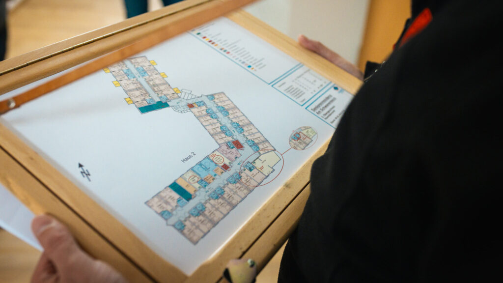 Nahaufnahme des Gebäudeplans auf einem Holzklemmbrett