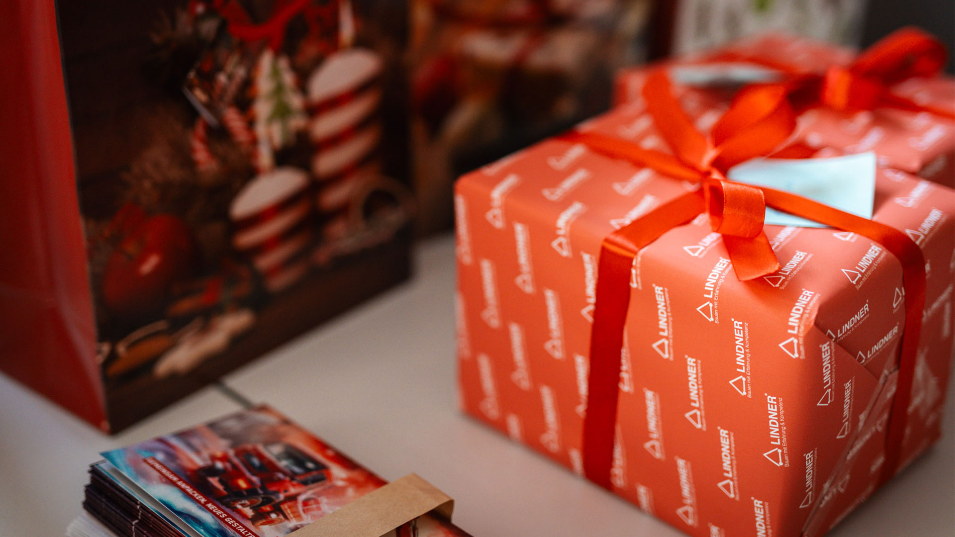 Weihnachtsgeschenk in rotem Lindnerpapier