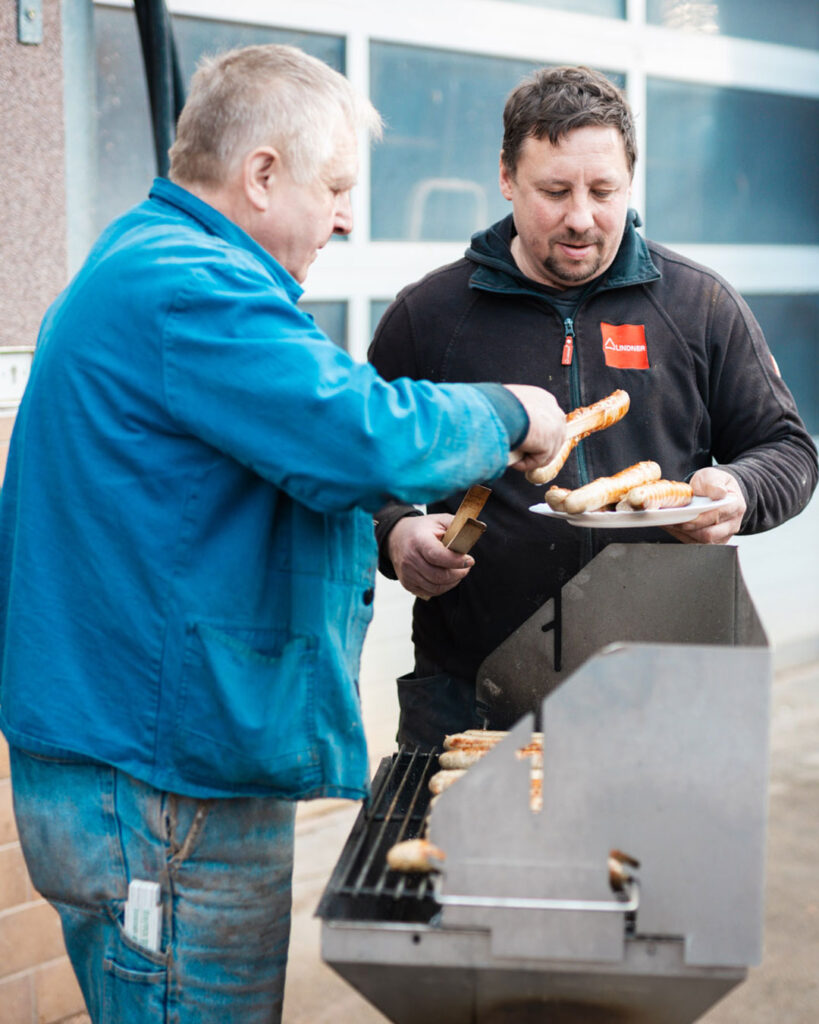 Mitarbeiter beim Grillen