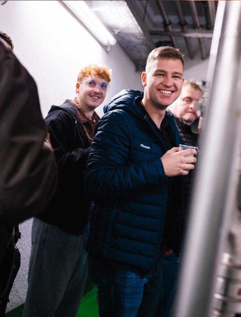 Mitarbeiter bei einer Brauereiführung