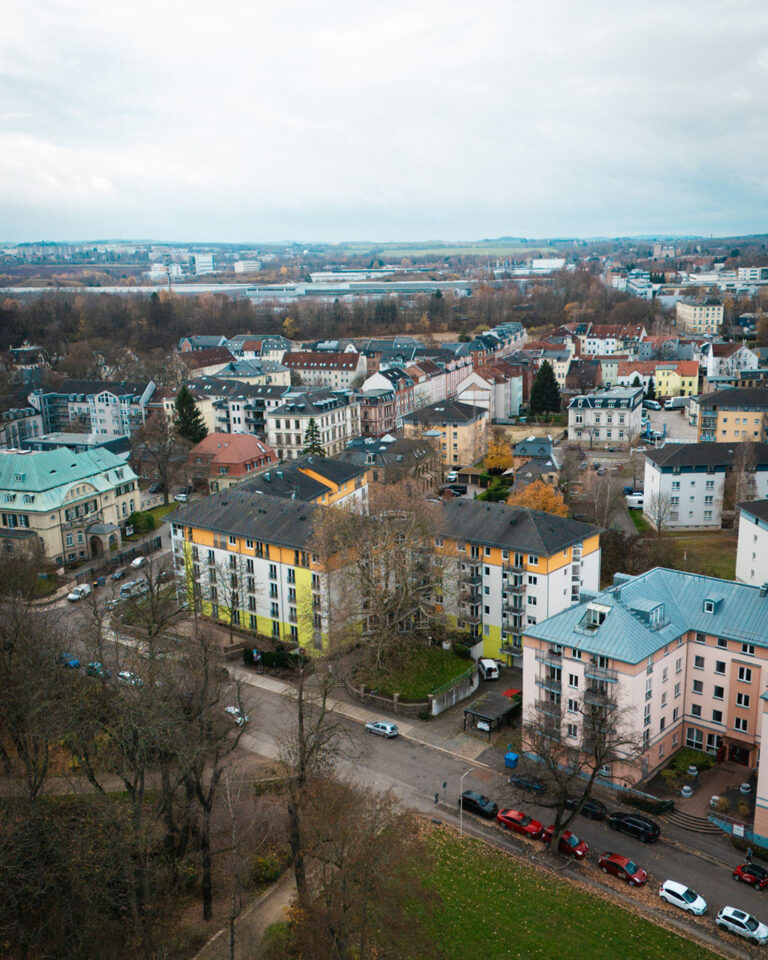 Luftaufnahme der Seniorenresidenz am Schwanenteich in Zwickau mit Blick auf die umliegende Stadtlandschaft und gepflegte Grünanlagen.