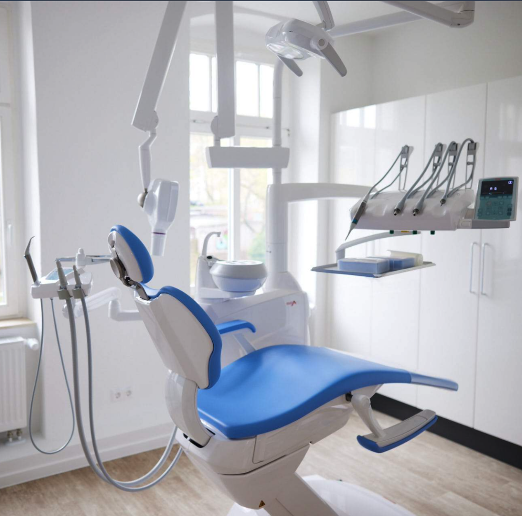 High-End-Zahnmedizin auf dem Kaßberg: Moderner blauer Behandlungsstuhl und neueste technische Ausstattung für Implantologie und Prothetik.