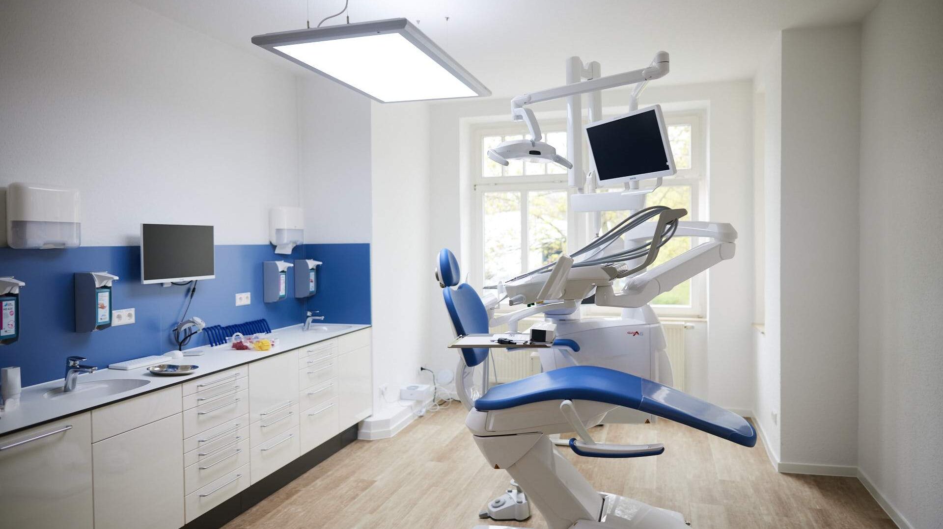 Komplettumbau Behandlungsraum: Lichtdurchflutete Zahnarztpraxis mit abgehängten Decken, moderner EDV-Verkabelung und hygienischem Oberflächenfinish.