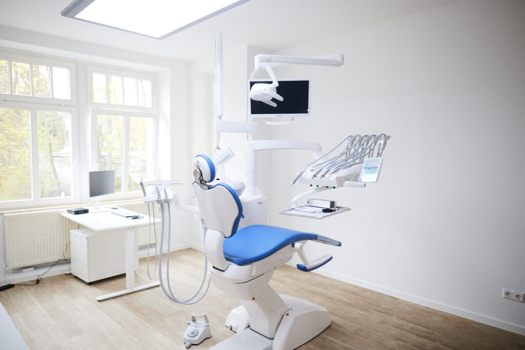 Komplettumbau Behandlungsraum: Lichtdurchflutete Zahnarztpraxis mit abgehängten Decken, moderner EDV-Verkabelung und hygienischem Oberflächenfinish.