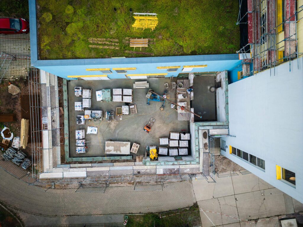 (Große Übersicht von oben): Komplette Baustelleneinrichtung von Lindner Bau für die Erweiterung der Tagesklinik Dermatologie am DRK Rabenstein.