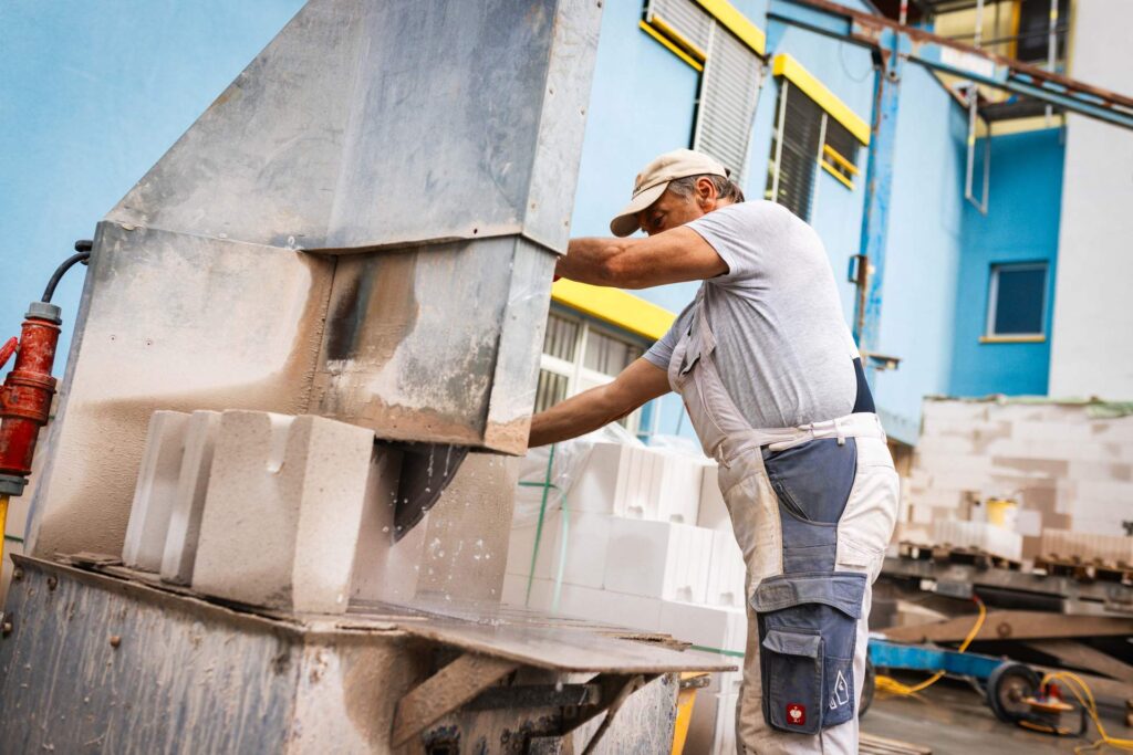 Steinsäge/Zuschnitt: Maßgenauer Zuschnitt von Baustoffen direkt auf der Baustelle am DRK Chemnitz-Rabenstein durch Lindner Bau.