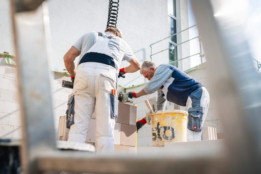 Teamwork im Rohbau – Lindner Bau Mitarbeiter errichten die neuen Wände der Tagesklinik-Erweiterung.