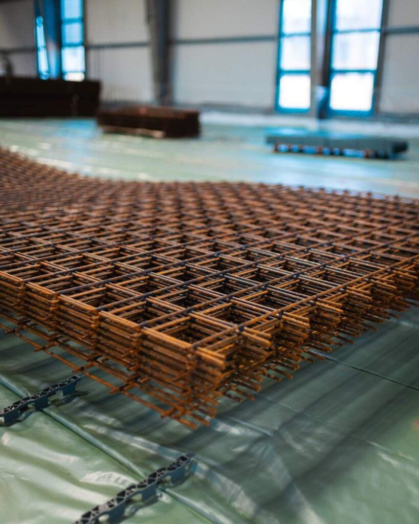 Detailaufnahme der fertig verlegten Stahlmatten-Bewehrung für das Fundament des Autohauses Fugel in Chemnitz.