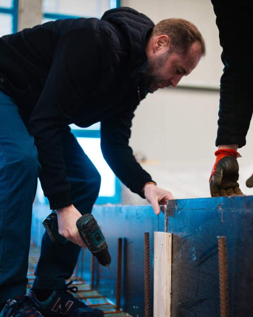Tony Lindner von Lindner Bau bei Montagearbeiten an der Schalung für die neue Bodenplatte in der Industriehalle in Sachsen.