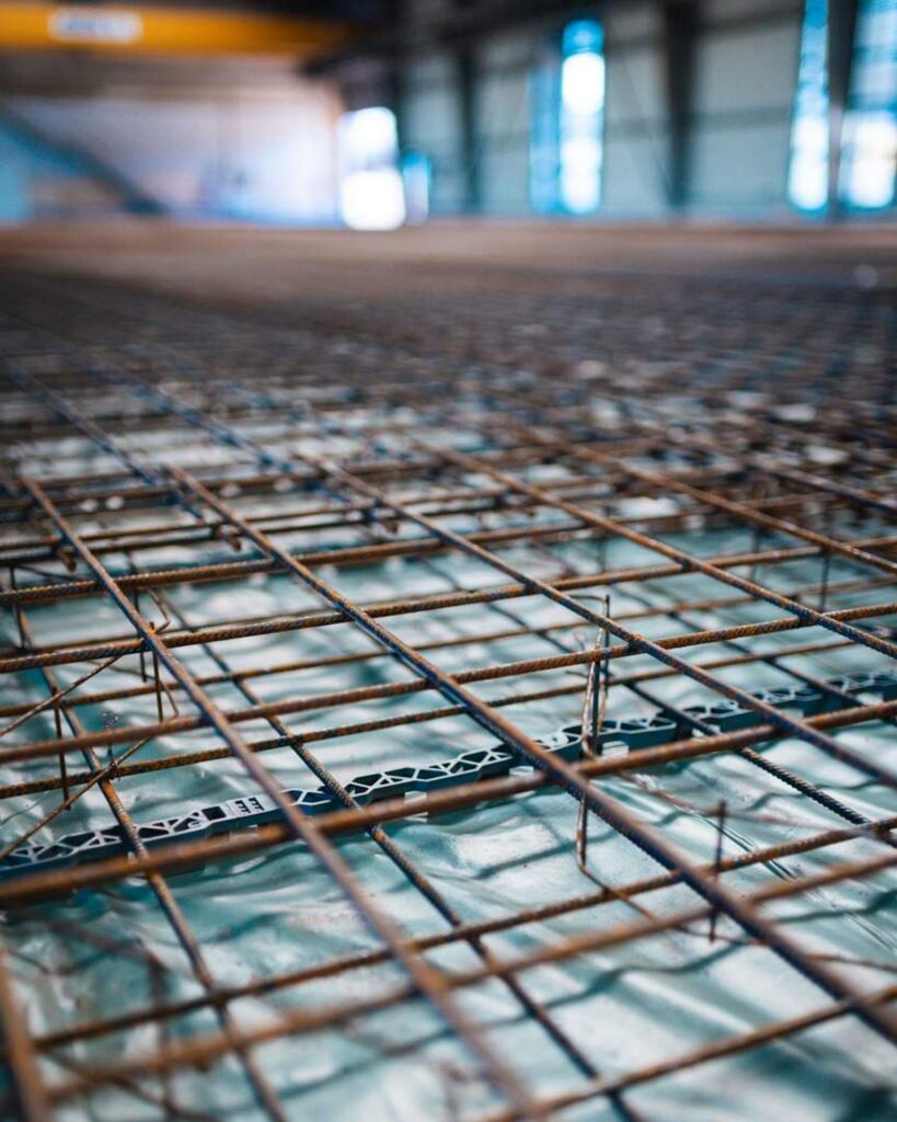 Nahansicht der präzise ausgerichteten Bewehrung und Abstandshalter vor dem Einbau von 570 m³ Beton.