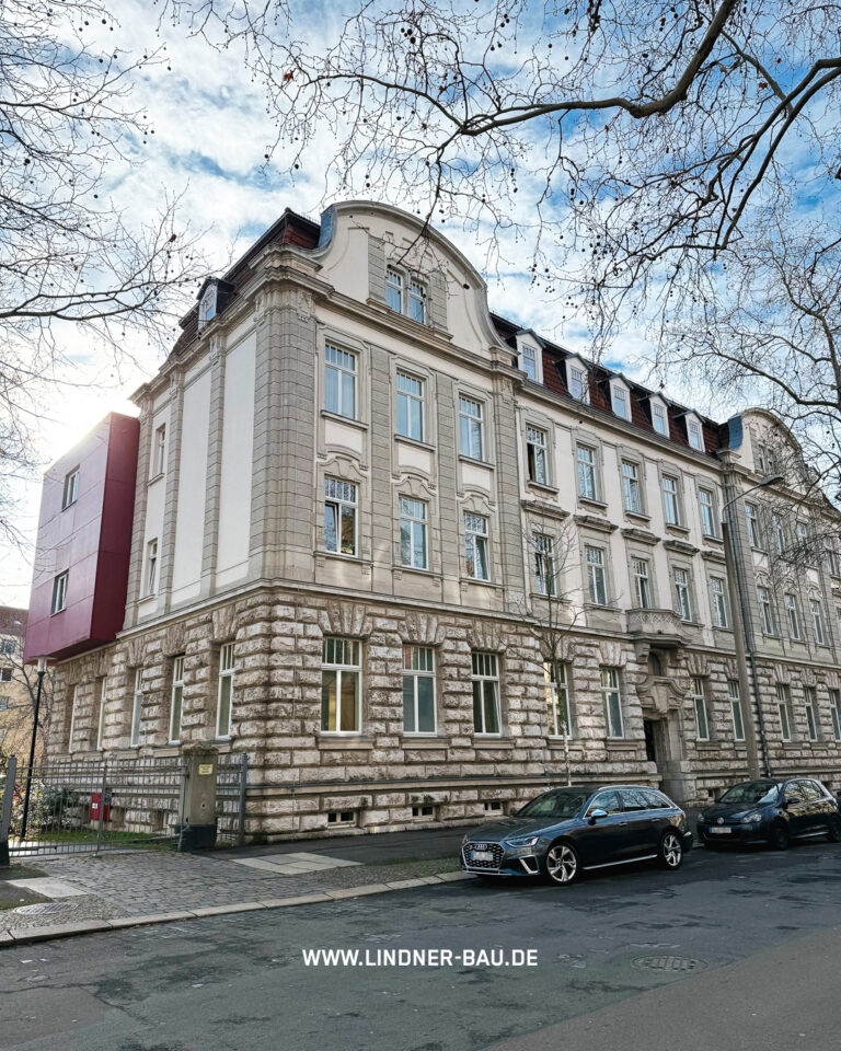 Sanierung eines historischen Pflegeheims in Leipzig durch Lindner Bau – Außenansicht der Fassade während der Modernisierung.
