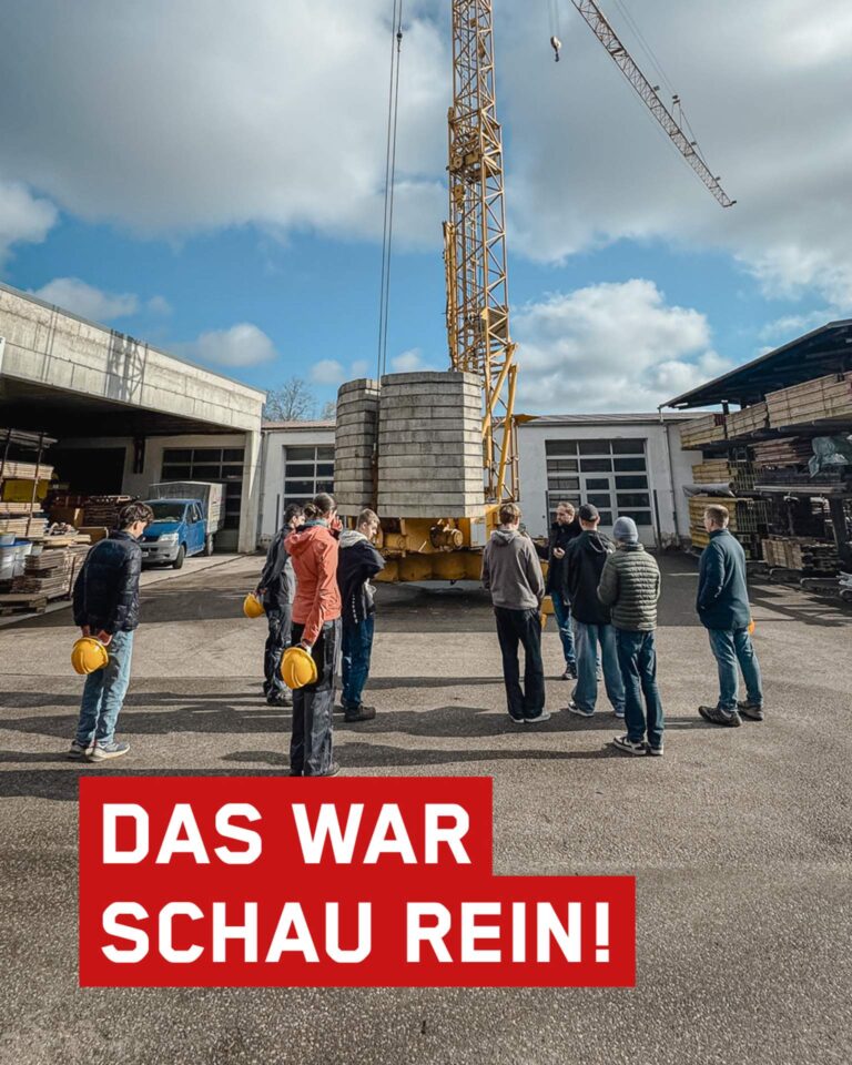 Grafik „Das war Schau rein!“: Das Bild zeigt ein Gruppenfoto der Schüler auf dem Bauhof, das von einem auffälligen roten Rahmen eingefasst ist. Im Zentrum steht die Gruppe vor dem Gegengewicht eines großen gelben Baukrans. Oben links befinden sich die Logos von „Schau rein! – Woche der offenen Unternehmen Sachsen“, oben rechts das Firmenlogo von „Lindner Bau“. Am unteren Bildrand steht in großen, weißen Großbuchstaben auf rotem Grund der Text: „DAS WAR SCHAU REIN!“.