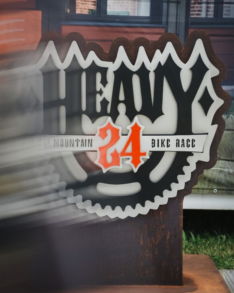 Offizielles Heavy24 Logo und Schild für das 24-Stunden Mountainbike-Rennen