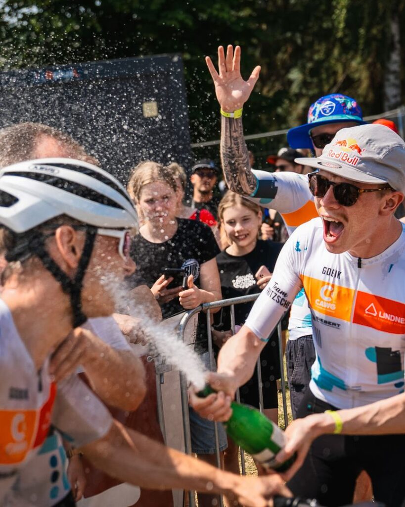 Siegerehrung und Sektdusche beim Heavy24 Radrennen mit enthusiastischen Fahrern des Team Fritzsche