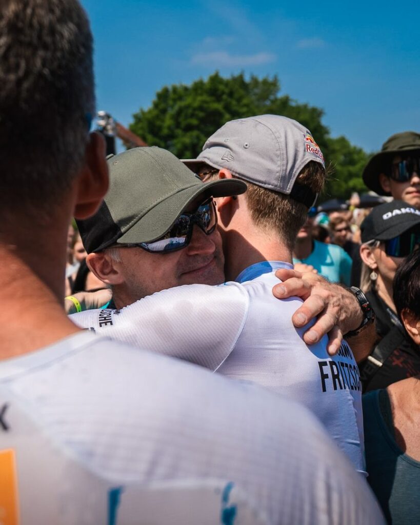 Emotionale Umarmung eines Mountainbiker-Fahrers nach dem erfolgreichen Abschluss des Heavy24 Radrennens