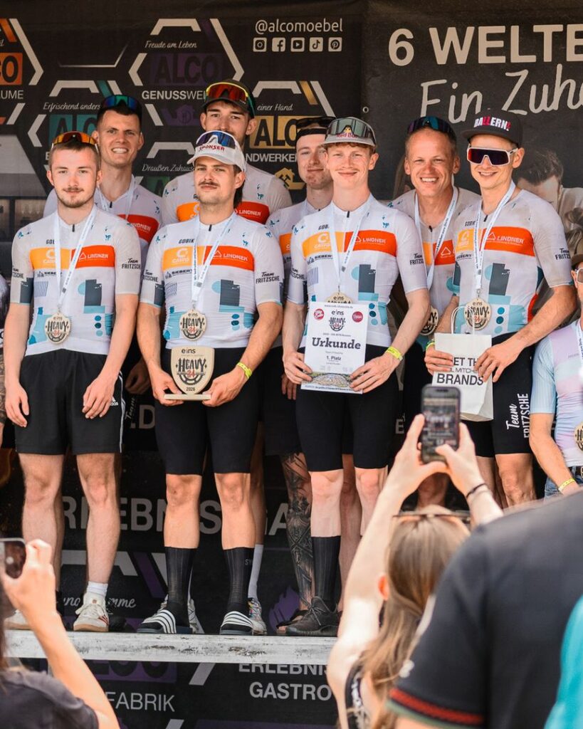 Das Team Fritzsche und Lindner steht als Erstplatzierter mit Urkunde und Pokal auf dem Podium der Heavy24 Siegerehrung