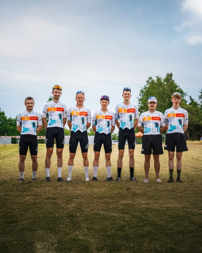 Das männliche 8er-Team von Team Fritzsche und Lindner Bau stellt sich in einheitlichen Radtrikots für das Heavy24 Mountainbike-Rennen auf