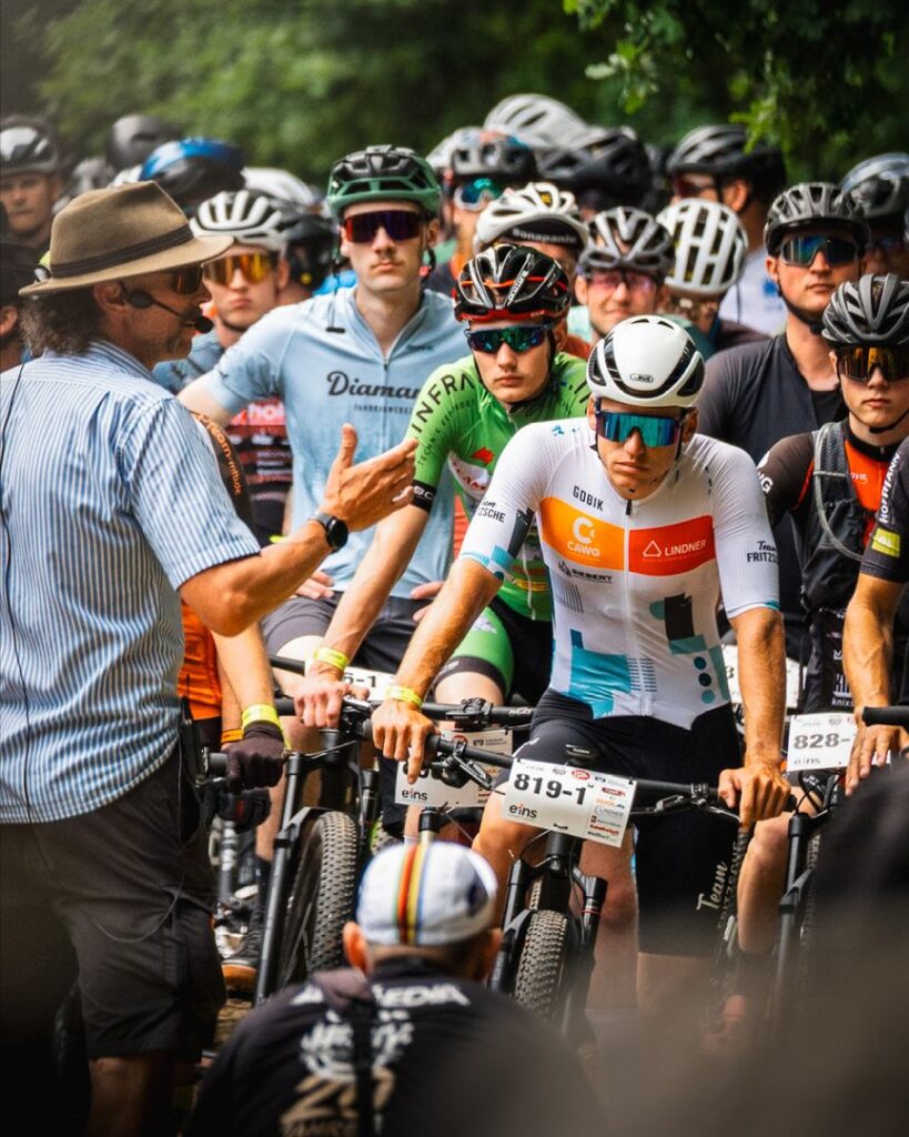 MTB-Fahrer von Team Fritzsche in Startposition beim Heavy24 24-Stunden-Rennen in Chemnitz während einer Ansprache