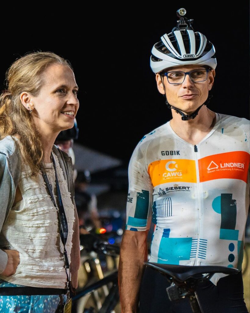 Ein Mountainbiker von Team Fritzsche im Gespräch mit einer Betreuerin während des 24-Stunden-Rennens
