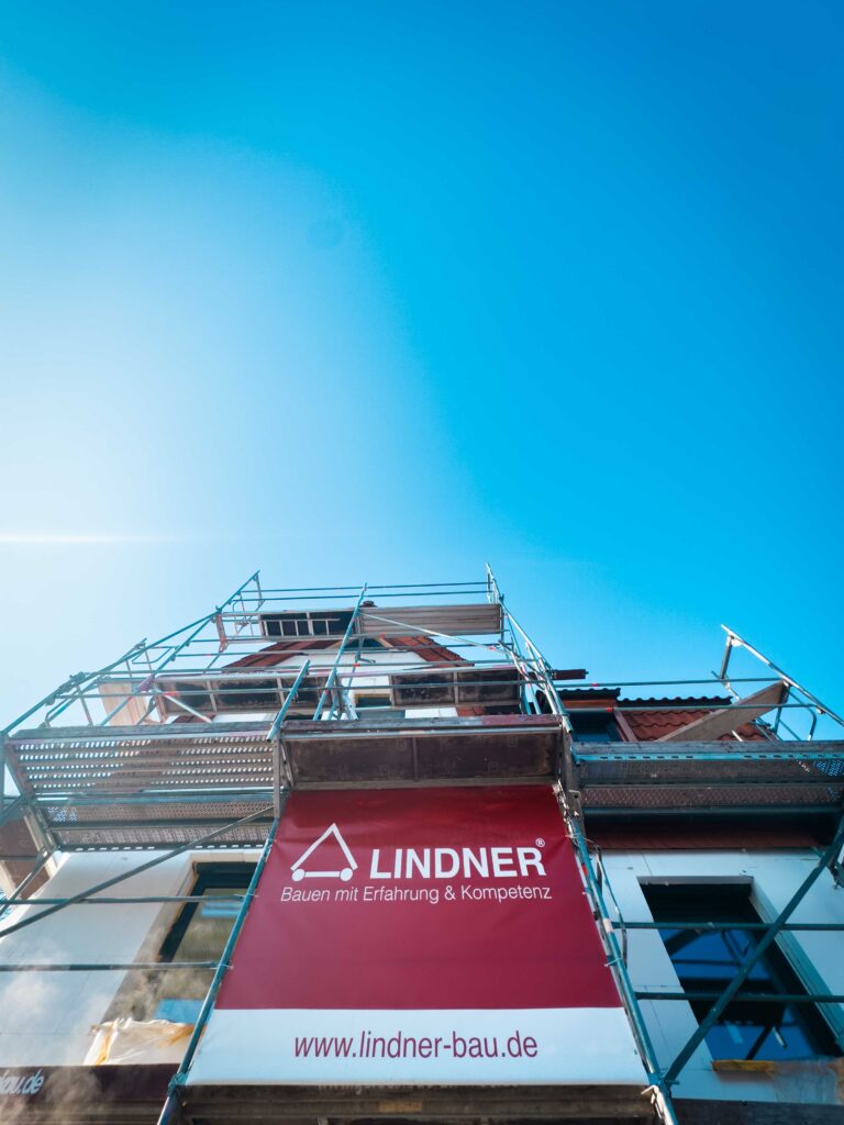 Frosch-Perspektiv des Hauses mit rotem LINDNER-Banner