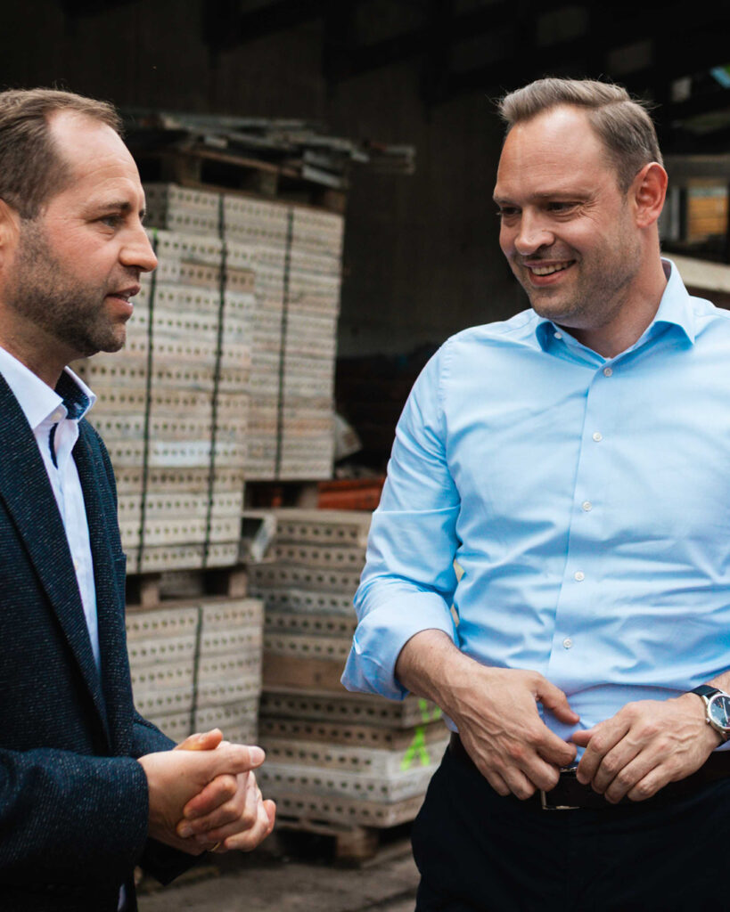 Tony Lindner im Dialog mit Alexander Dierks aauf dem Bauhof des mittelständischen Bauunternehmens LINDNER Bau.