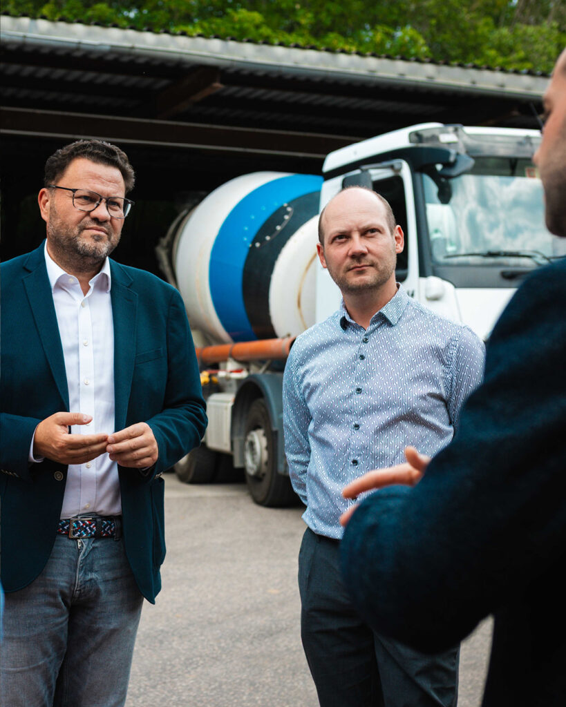 Bürgermeister Lars Kluge beim Vor-Ort-Termin von LINDNER Bau, im Hintergrund ein Betonmischer.