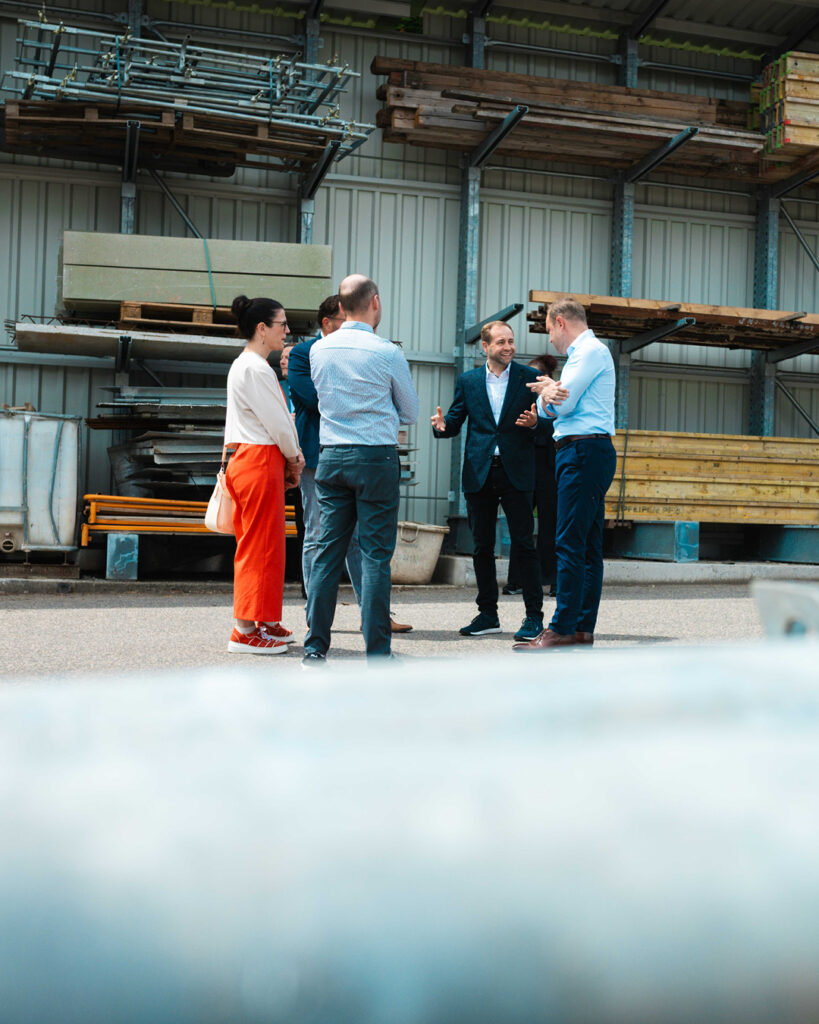 Die Politiker Alexander Dierks, Ina Klemm, Lars Kluge und Thomas Hetzel besichtigen das Materiallager der LINDNER Bau.