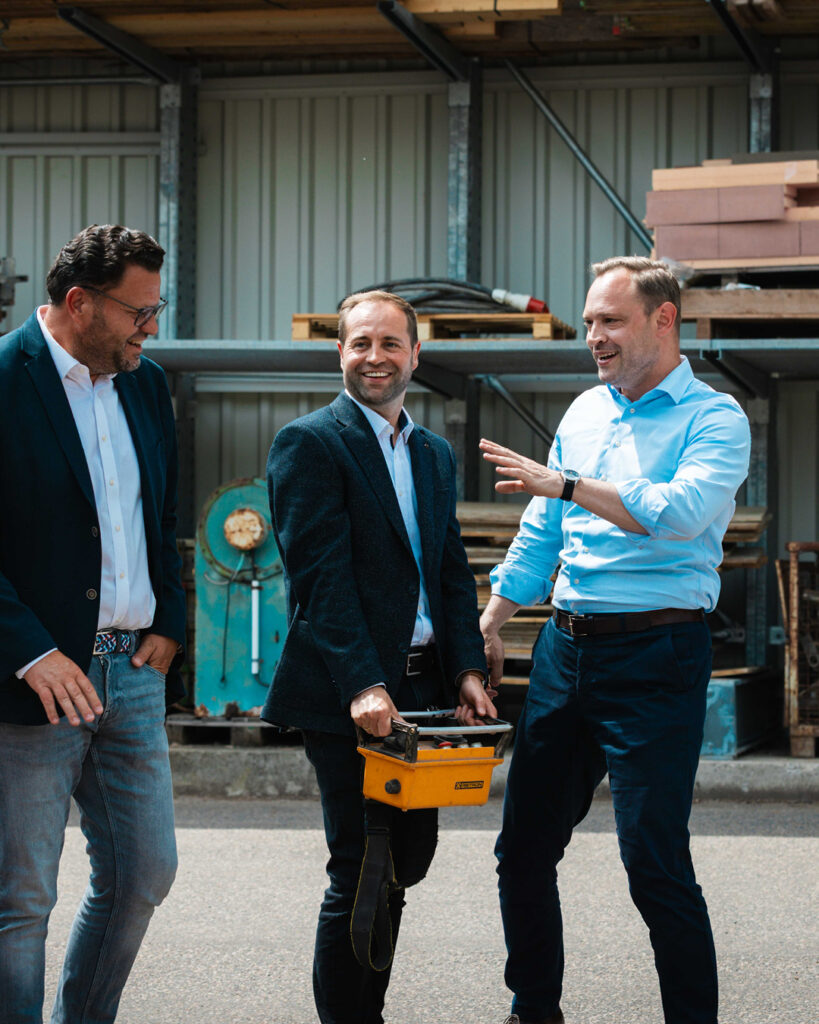 Landtagspräsident Alexander Dierks mit einer Baumaschinen-Steuerung im Austausch mit sächsischen Bürgermeistern bei LINDNER Bau.