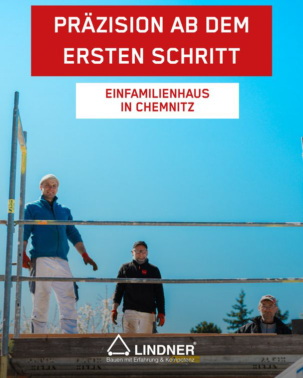 Drei Bauarbeiter auf einem Gerüst unter klarem Himmel mit dem Werbe-Slogan 'PRÄZISION AB DEM ERSTEN SCHRITT' und der Aufschrift 'EINFAMILIENHAUS IN CHEMNITZ'. Unten rechts ist das Logo der Firma 'LINDNER' zu sehen."