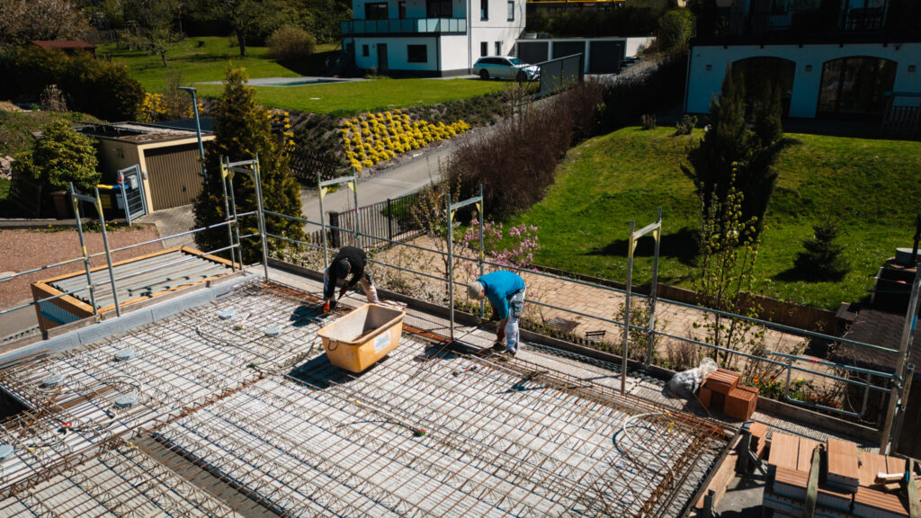 Baustelle in Chemnitz-Adelsberg: Arbeiter bereiten das Verlegen der Bewehrung auf der Erdgeschossdecke vor"