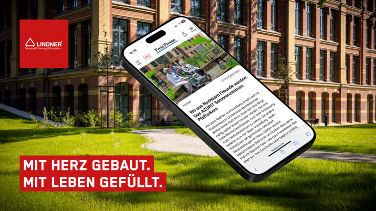 Ein Bild mit einer Außenaufnahme eines sanierten Backsteingebäudes im Hintergrund. Im Vordergrund ragt ein Smartphone heraus, auf dessen Bildschirm ein Online-Artikel der Freie Presse zu sehen ist. Der Artikel trägt die Überschrift „Wo aus Nachbarn Freunde werden: Das AZURIT Seniorenzentrum Pfefferkorn“ und zeigt zwei ältere Damen auf einer Parkbank. Unten links auf dem Bild befindet sich ein rotes Kasten-Logo mit der weißen Aufschrift „MIT HERZ GEBAUT. MIT LEBEN GEFÜLLT.“, oben links das Firmenlogo der Lindner Group.