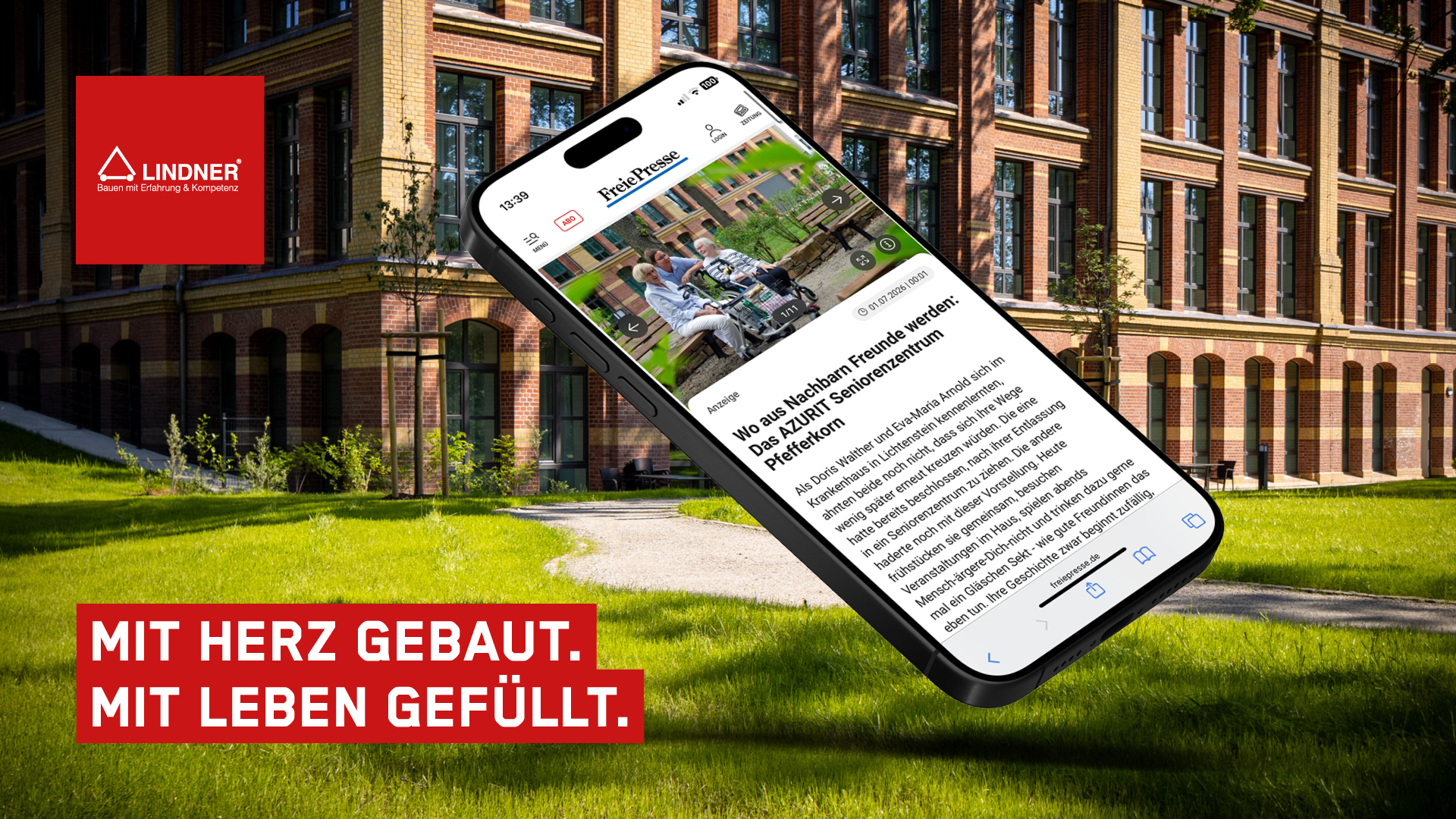 Ein Bild mit einer Außenaufnahme eines sanierten Backsteingebäudes im Hintergrund. Im Vordergrund ragt ein Smartphone heraus, auf dessen Bildschirm ein Online-Artikel der Freie Presse zu sehen ist. Der Artikel trägt die Überschrift „Wo aus Nachbarn Freunde werden: Das AZURIT Seniorenzentrum Pfefferkorn“ und zeigt zwei ältere Damen auf einer Parkbank. Unten links auf dem Bild befindet sich ein rotes Kasten-Logo mit der weißen Aufschrift „MIT HERZ GEBAUT. MIT LEBEN GEFÜLLT.“, oben links das Firmenlogo der Lindner Group.