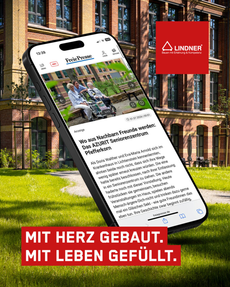 Ein Bild mit einer Außenaufnahme eines sanierten Backsteingebäudes im Hintergrund. Im Vordergrund ragt ein Smartphone heraus, auf dessen Bildschirm ein Online-Artikel der Freie Presse zu sehen ist. Der Artikel trägt die Überschrift „Wo aus Nachbarn Freunde werden: Das AZURIT Seniorenzentrum Pfefferkorn“ und zeigt zwei ältere Damen auf einer Parkbank. Unten links auf dem Bild befindet sich ein rotes Kasten-Logo mit der weißen Aufschrift „MIT HERZ GEBAUT. MIT LEBEN GEFÜLLT.“, oben links das Firmenlogo der Lindner Group.