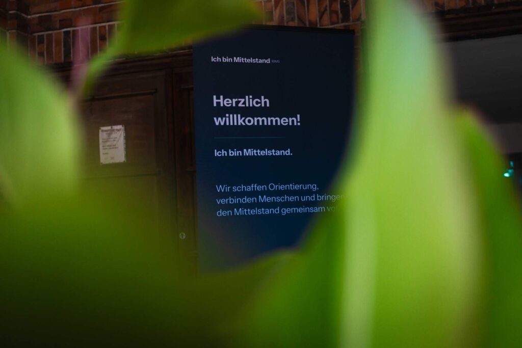 Willkommensschild des Unternehmernetzwerks "Ich bin Mittelstand" im Innenhof.