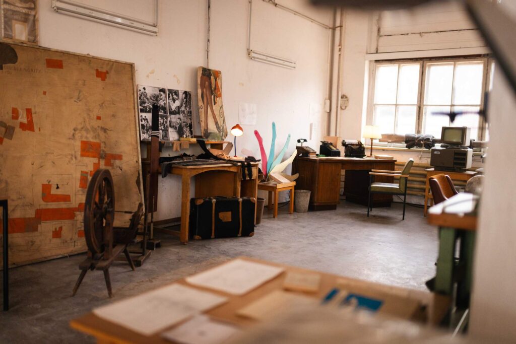 Historisches Büro und Werkstattraum im ROGO-Gebäude mit alten Schreibmaschinen und Spinnrad.