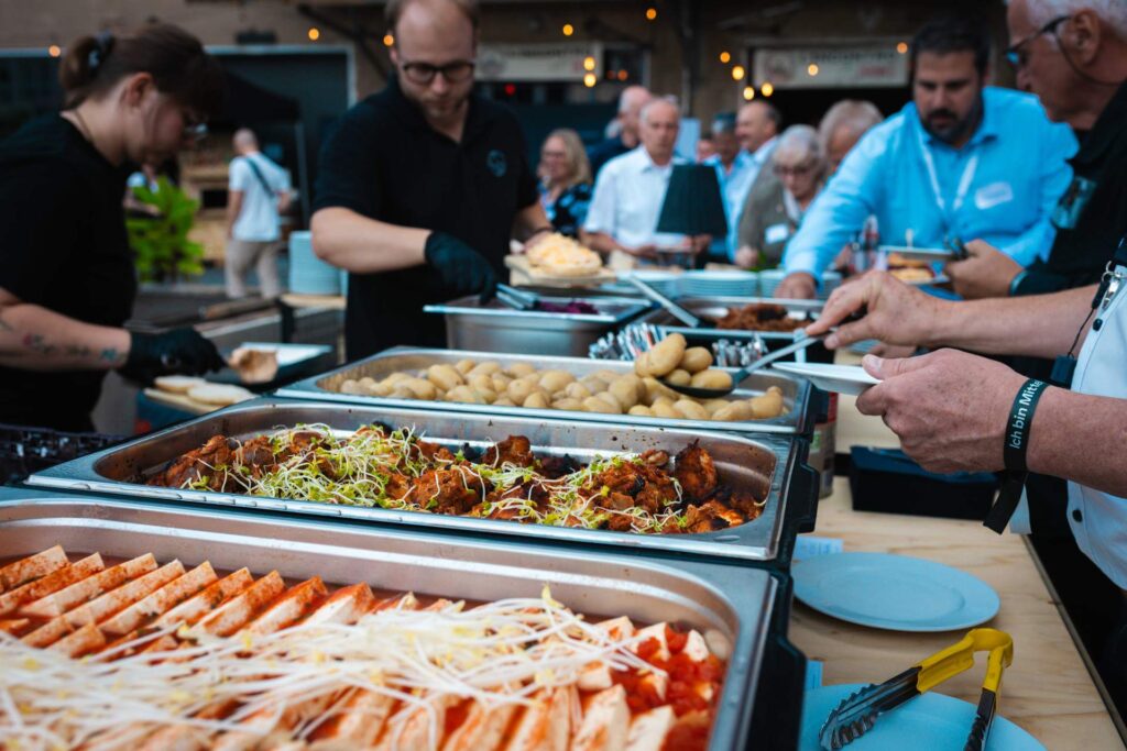 Live-Cooking-Buffet von L'Incontro mit frischen Speisen für die Veranstaltungsgäste.