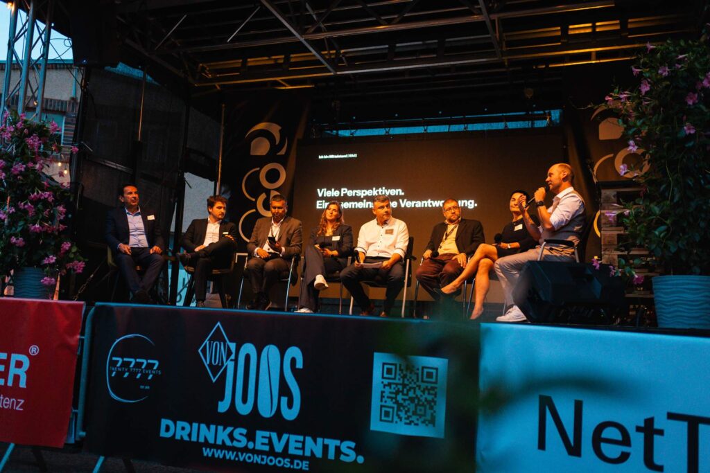 Podiumsdiskussion zum Sommerfest des Mittelstands auf einer überdachten Eventbühne.