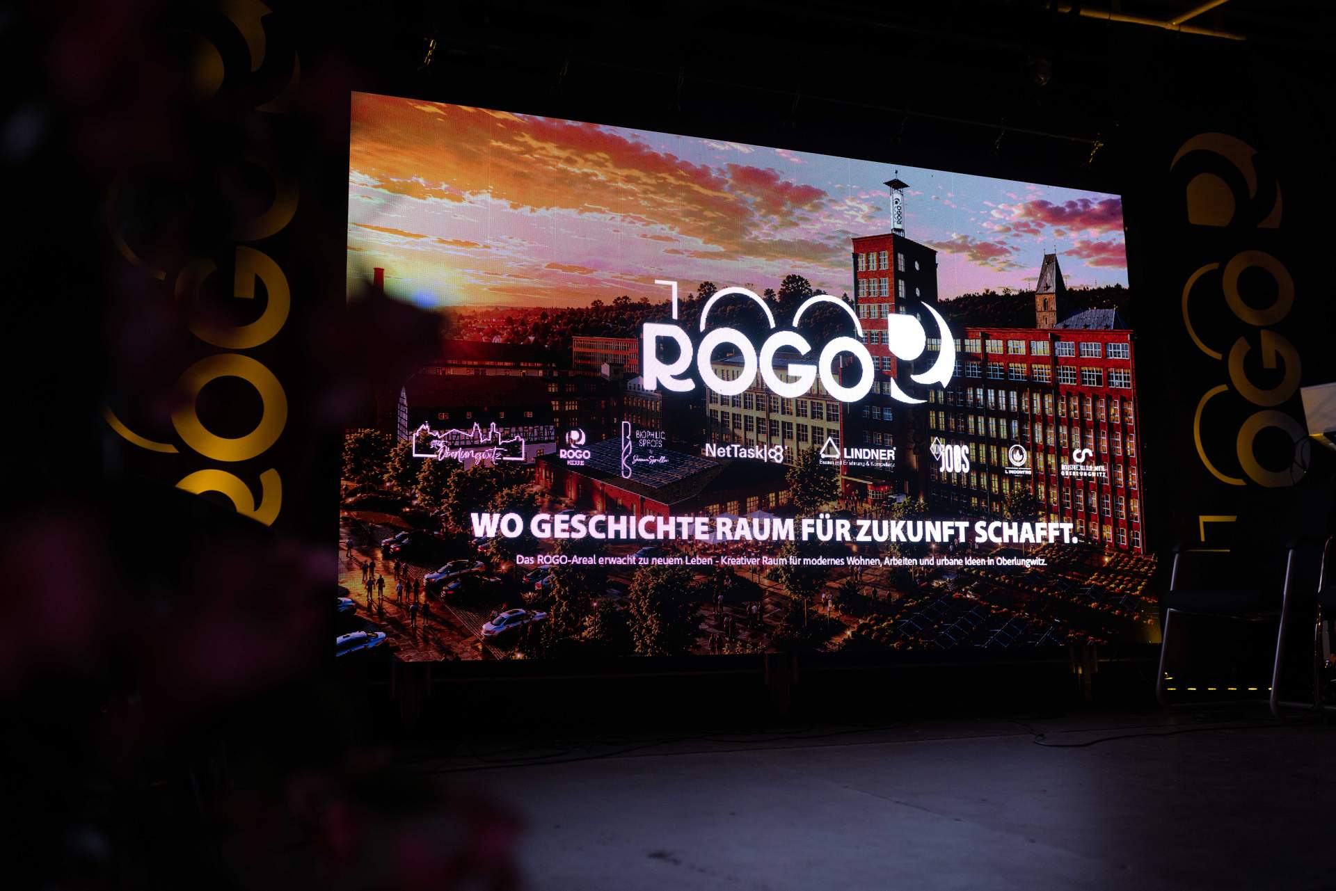 LED-Leinwand mit dem Logo des ROGO Future Campus und dem Slogan "Wo Geschichte Raum für Zukunft schafft".