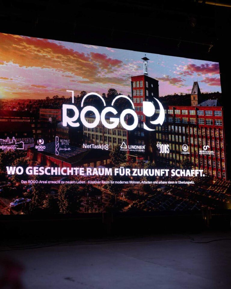 LED-Leinwand mit dem Logo des ROGO Future Campus und dem Slogan "Wo Geschichte Raum für Zukunft schafft".