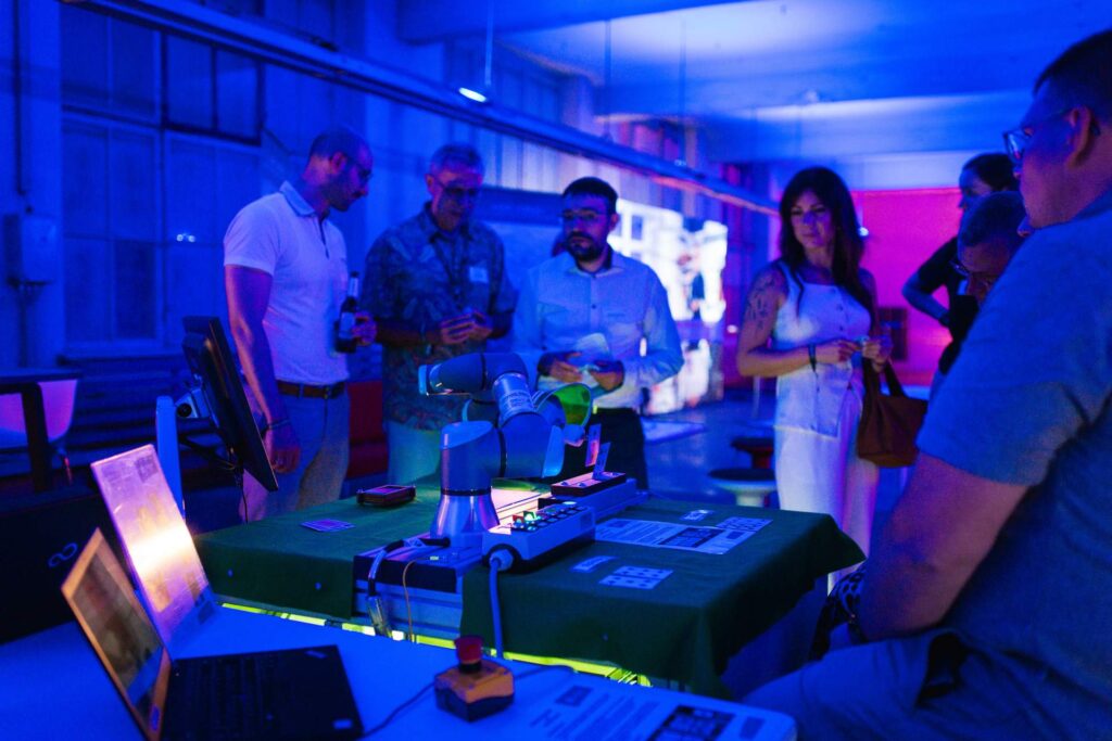 Präsentation von Industrierobotik der Dualen Hochschule Sachsen unter blauem Eventlicht.