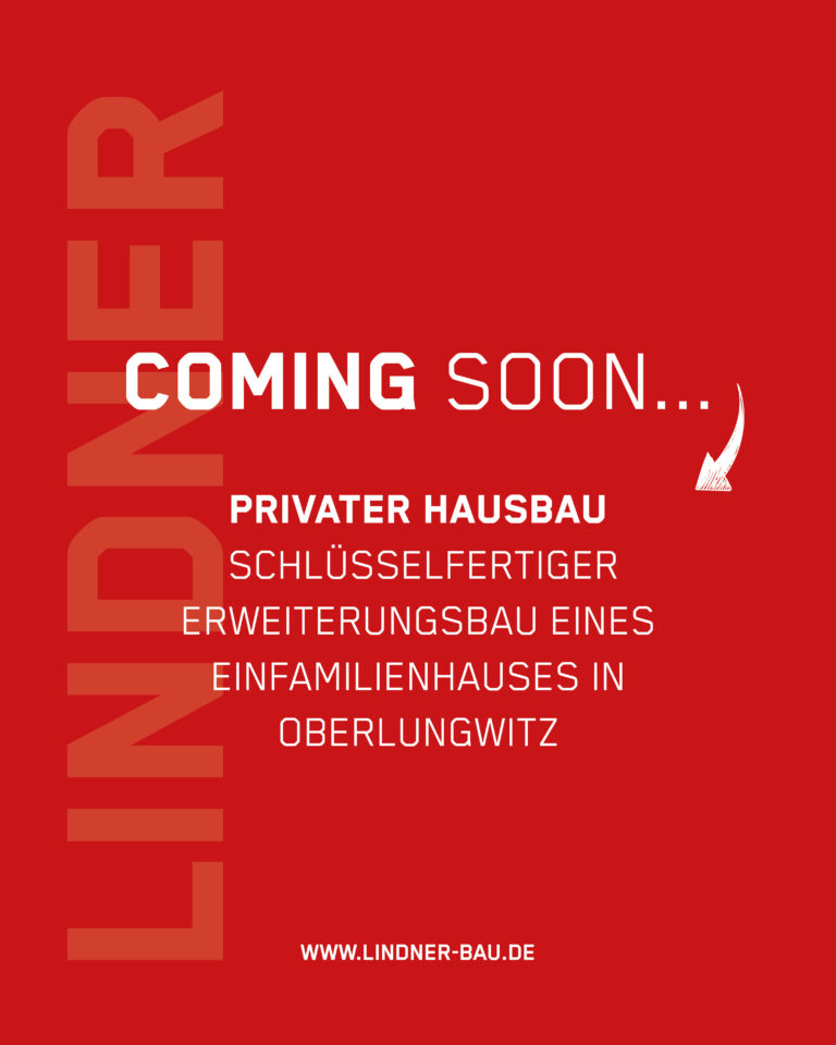 Werbeplakat der Baufirma Lindner auf rotem Grund mit dem Text 'COMING SOON...', 'PRIVATER HAUSBAU', 'SCHLÜSSELFERTIGER ERWEITERUNGSBAU EINES EINFAMILIENHAUSES IN OBERLUNGWITZ' und der Website 'WWW.LINDNER-BAU.DE'.