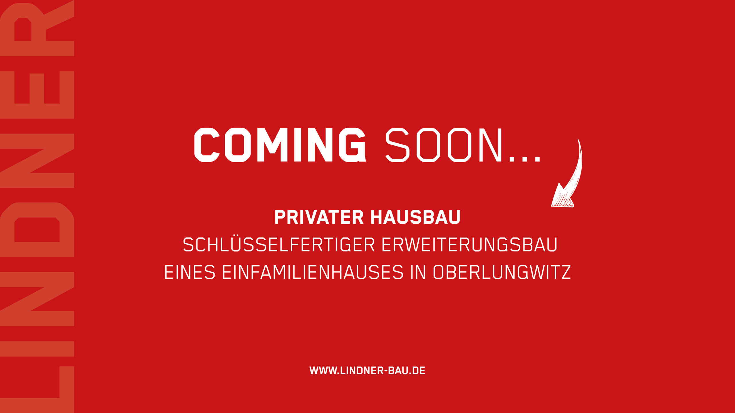 Werbeplakat der Baufirma Lindner auf rotem Grund mit dem Text 'COMING SOON...', 'PRIVATER HAUSBAU', 'SCHLÜSSELFERTIGER ERWEITERUNGSBAU EINES EINFAMILIENHAUSES IN OBERLUNGWITZ' und der Website 'WWW.LINDNER-BAU.DE'.