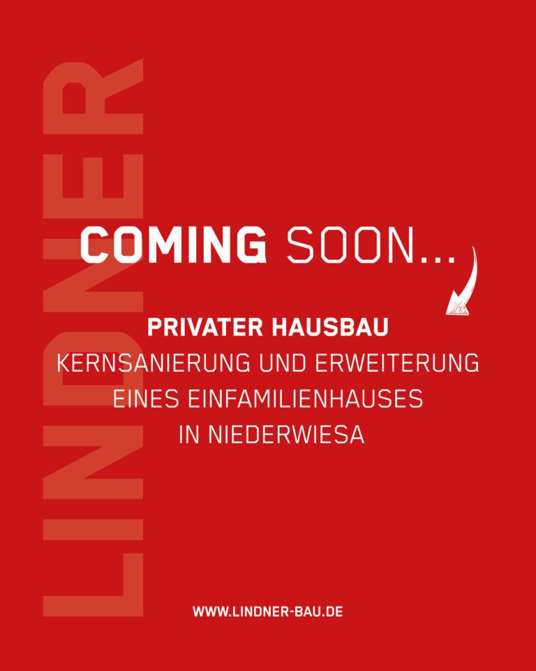 Coming Soon. Privater Hausbau. Kernsanierung und Erweiterung einen Einfamilienhauses in Niederwiesa. Weißer Text auf rotem Hintergrund mit Lindner Logo