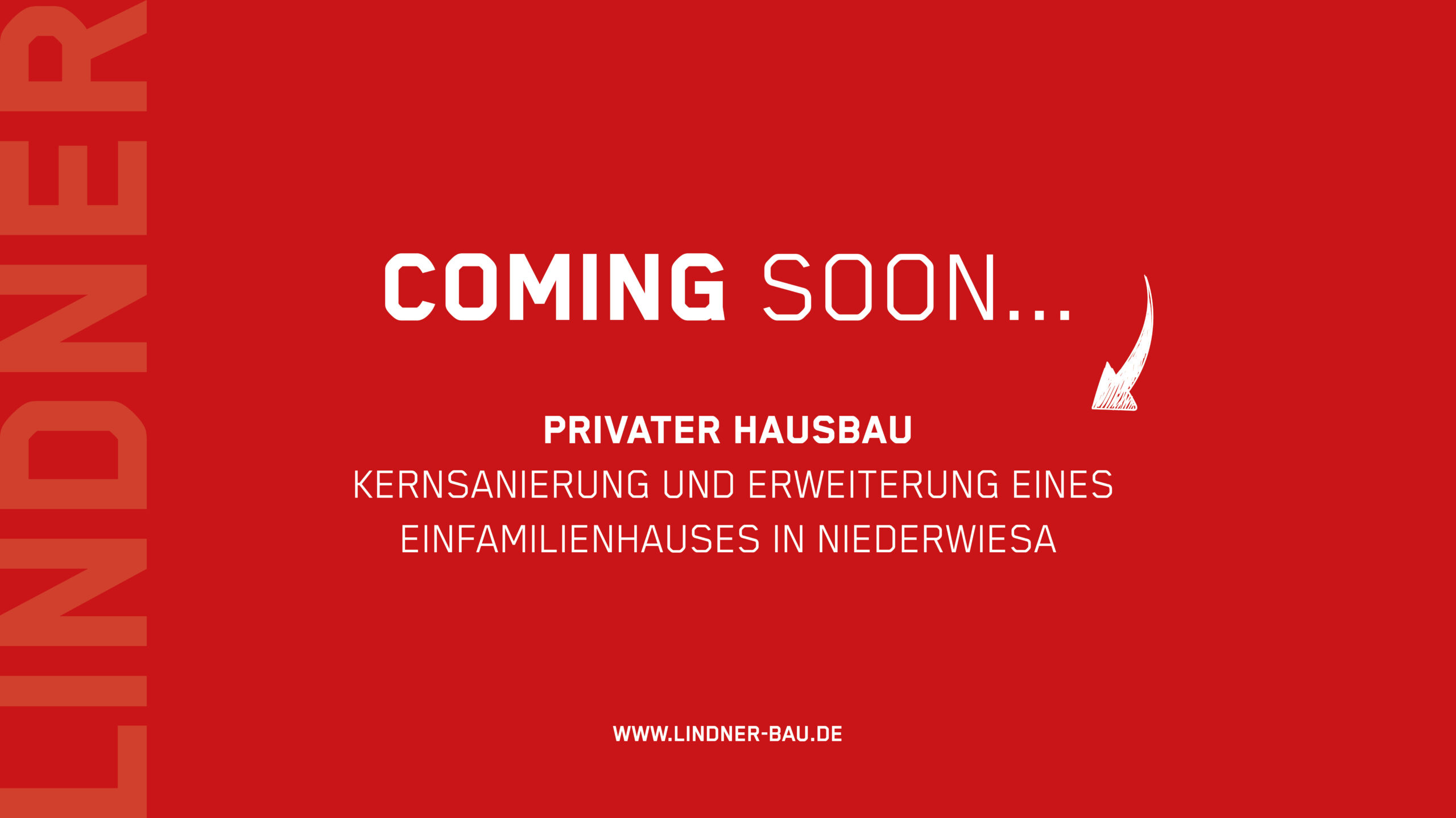 Coming Soon. Privater Hausbau. Kernsanierung und Erweiterung einen Einfamilienhauses in Niederwiesa. Weißer Text auf rotem Hintergrund mit Lindner Logo