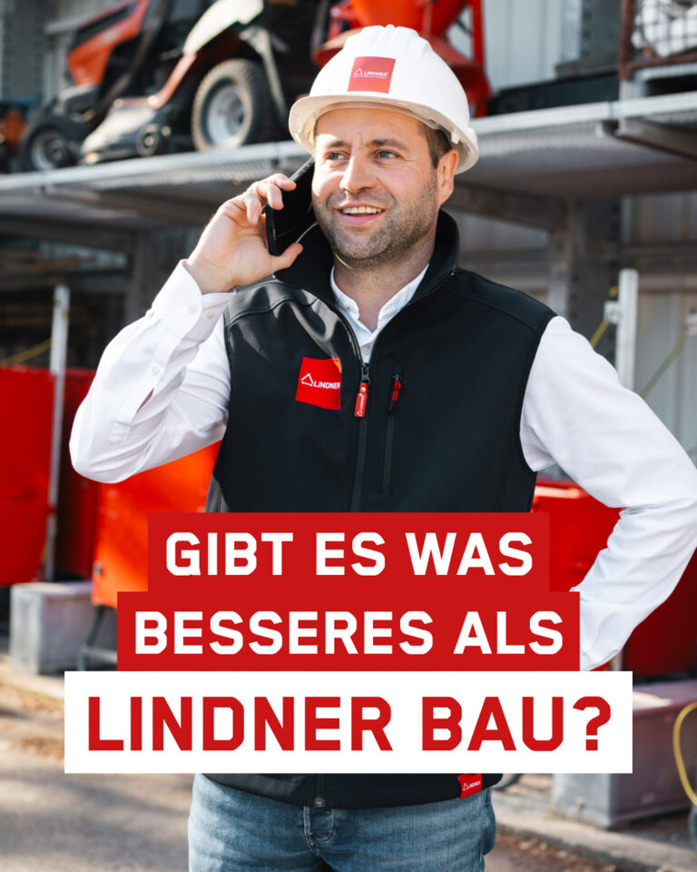 Ein Bauunternehmer in Schutzkleidung telefoniert auf einer Baustelle vor einem Regal mit Geräten und roten Containern, mit dem Text „GIBT ES WAS BESSERES ALS LINDNER BAU?“ in rot-weiß hervorgehobenen Kästen am unteren Rand.