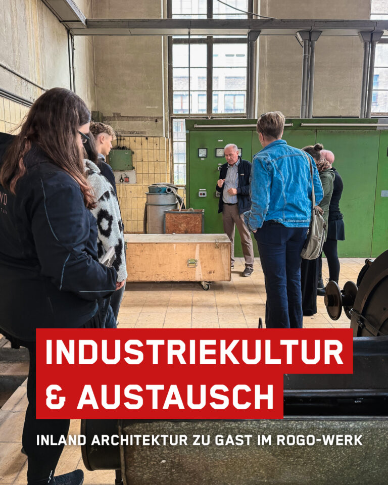 Gruppe bei der Führung durch die historische Industriehalle beim Event Inland Architektur zu Gast im ROGO-Werk
