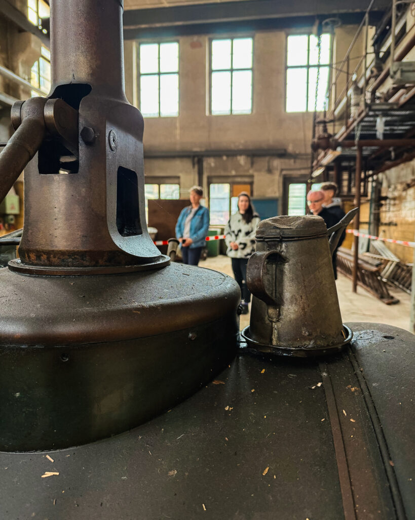 Historisches Ölkännchen auf einer großen alten Industriemaschine im ROGO-Werk